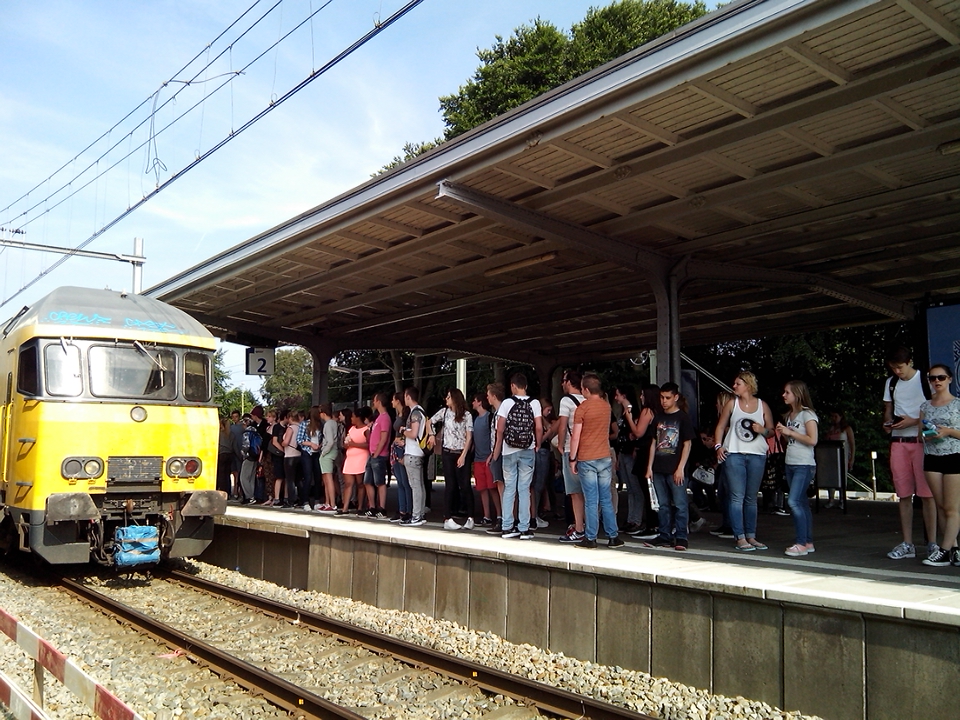 wachten op station Harderwijk na dagje Walibi