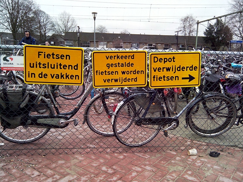 Fietsparkeren Station Harderwijk borden Fietsen in de vakken of worden verwijderd