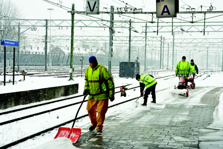 sneeuwvrij maken van perron