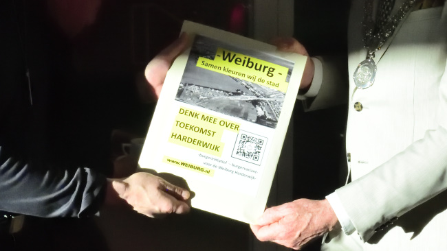 Burgemeester ontvangt Burgerinitiatief Onze Toekomst met Weiburg Harderwijk 